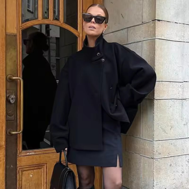 Kurze Damenjacke mit doppelter Knopfleiste