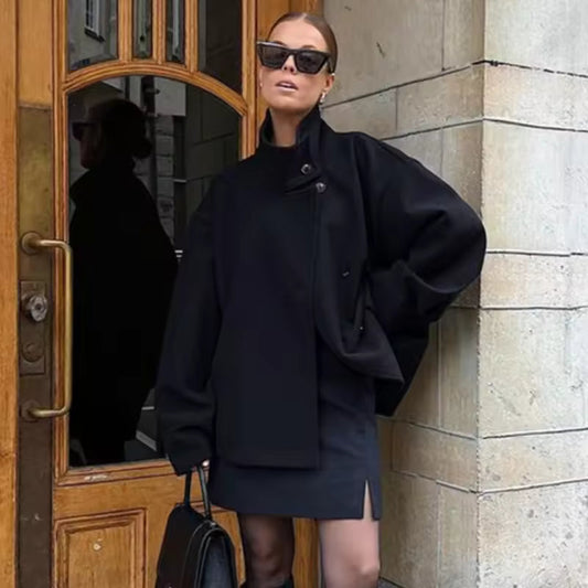 Kurze Damenjacke mit doppelter Knopfleiste