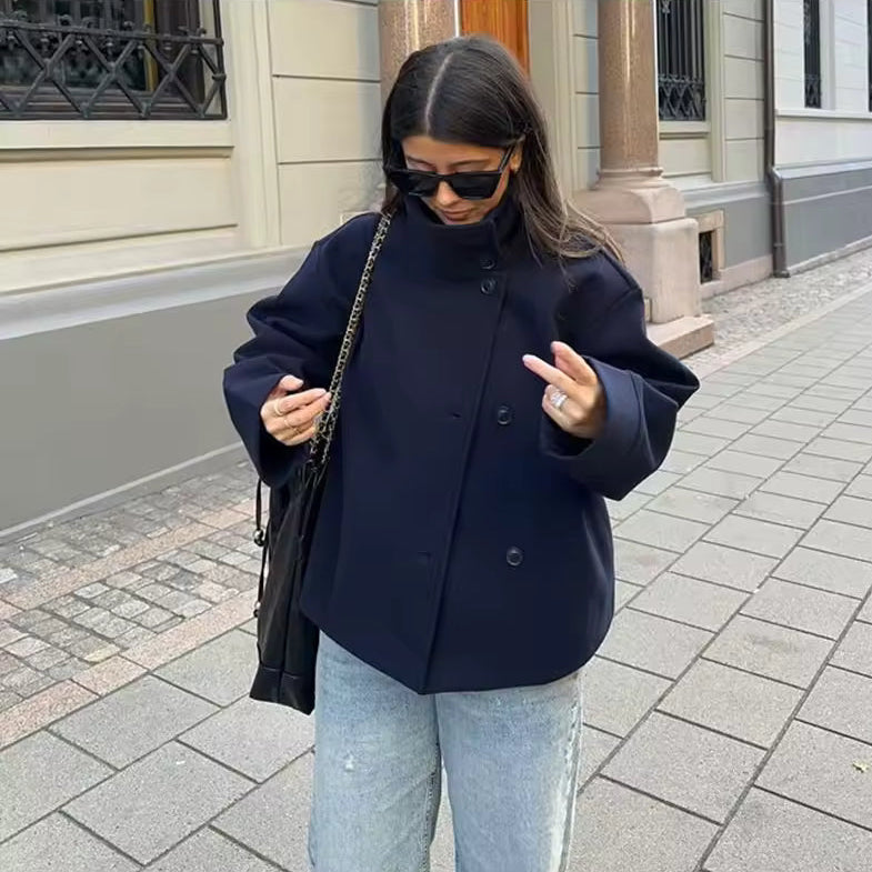 Kurze Damenjacke mit doppelter Knopfleiste