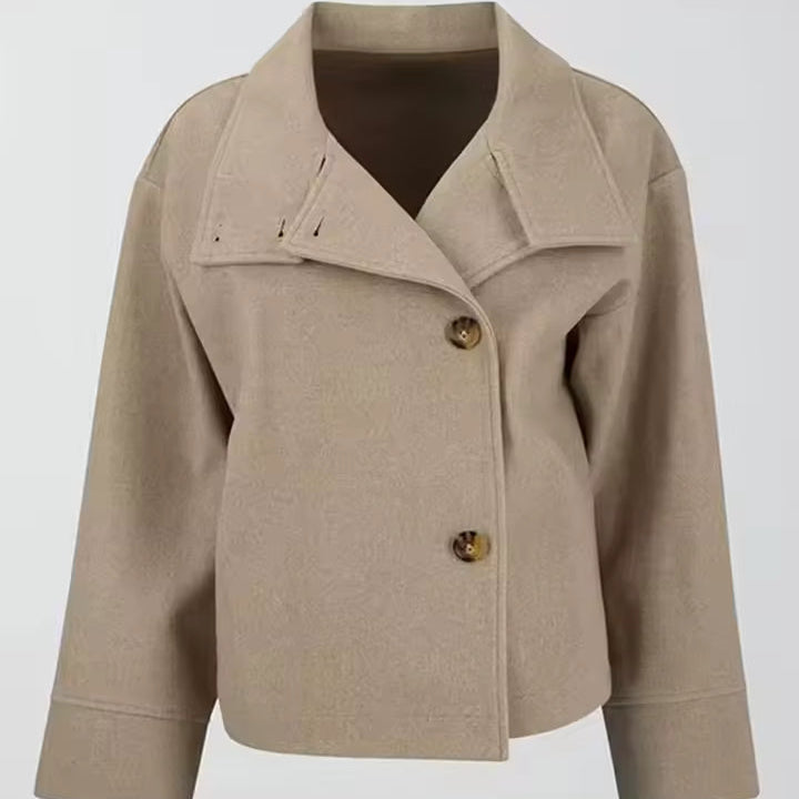 Kurze Damenjacke mit doppelter Knopfleiste